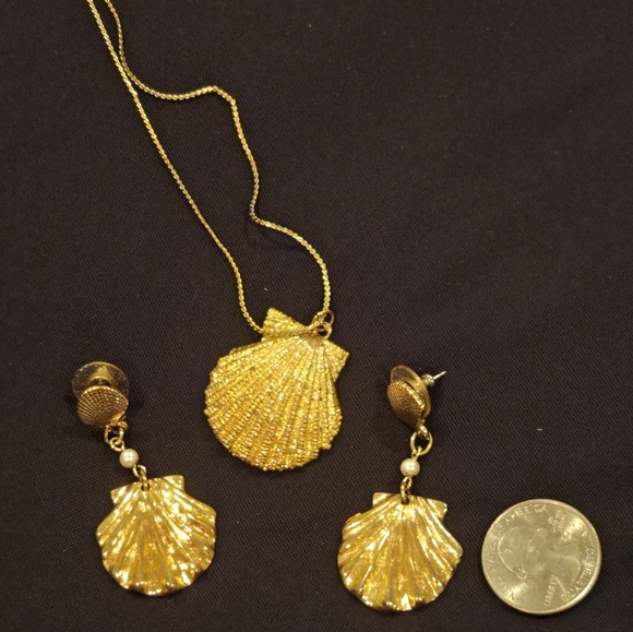 Vintage Jewelry set Necklace + dangle Earrings Gold w/ Pearl Seashell - Picture 2 of 4